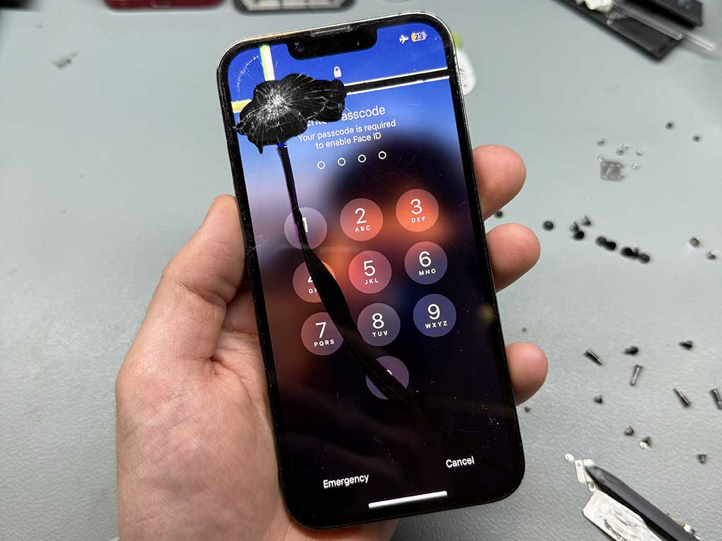 Výměna displeje iPhonu 13 Pro - 1